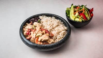 עוף בקארי - נתחי עוף וירקות מושרים בקארי ירוק וחלב קוקוס