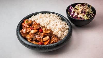 עוף קשיו - נתחי עוף וירקות בתיבול אסייתי וקשיו